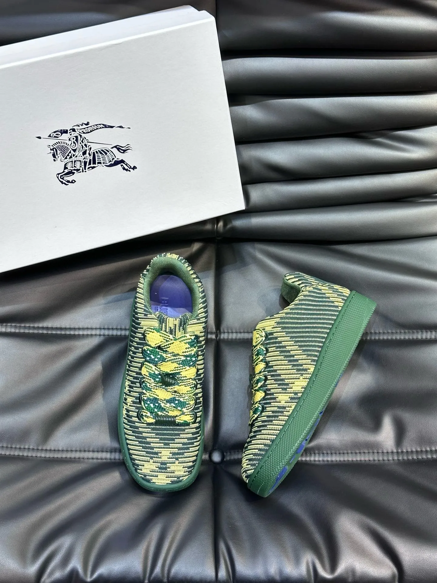 Factory price: 458💰Burberry Box series👫 Thick-soled casual sports shoes for couples, cool sneakers and bread shoes, purchased and developed from the original version, the top version of Box series sports shoes, made of original plaid/knitted fabric, embellished with EKD embossing. Made of mesh lining, the laces are decorated with metal coils, the rubber sole is decorated with the Burberry letter logo, and the original molded 3.5CM two-color T men's shoe 💰U outsole! Code number: 35-45 (35-45 customized)